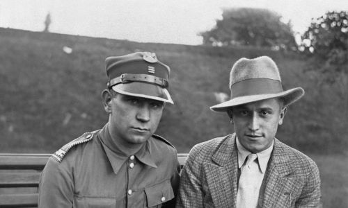 W 1931 roku uzyskał stypendium w Akademii Sztuk w Berlinie, gdzie studiował grę na fortepianie u Artura Schnabla i Leonida Kreutzera oraz kompozycję u Franza Schrekera. Tam skomponował swoje pierwsze utwory.  W 1933 roku atmosfera potęgującego się narodowego socjalizmu w Niemczech skłoniła go do powrotu do kraju. Władysław Szpilman (z prawej) w marcu 1939 r. W Warszawie, wraz z oficerem Wojska Polskiego. Fot. PAP / DPA