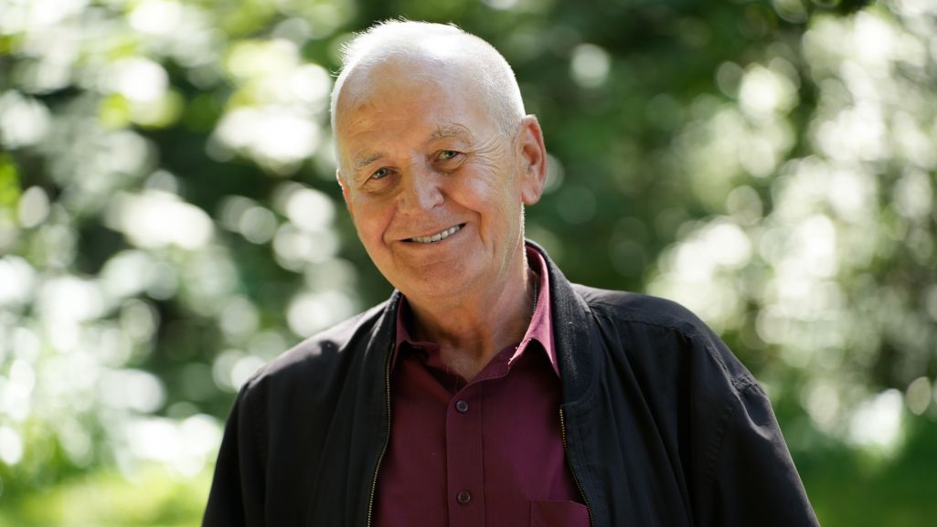Zygmunt z Krakowa to prawdziwy mężczyzna o mocnym charakterze, jednak gdy mówi o śmierci żony i syna, nie potrafi ukryć emocji. Uczestnik wykonywał wiele zawodów, był m.in. ślusarzem, spawaczem, monterem konstrukcji stalowych. Jego wielką pasją jest taniec, szczególnie tango argentyńskie. Interesuje się również motoryzacją, boksem i piłką nożną. Zygmunt jest z natury tolerancyjnym mężczyzną, jednak zaznacza, że jego wybranka powinna być szczera i kulturalna. Fot. TVP