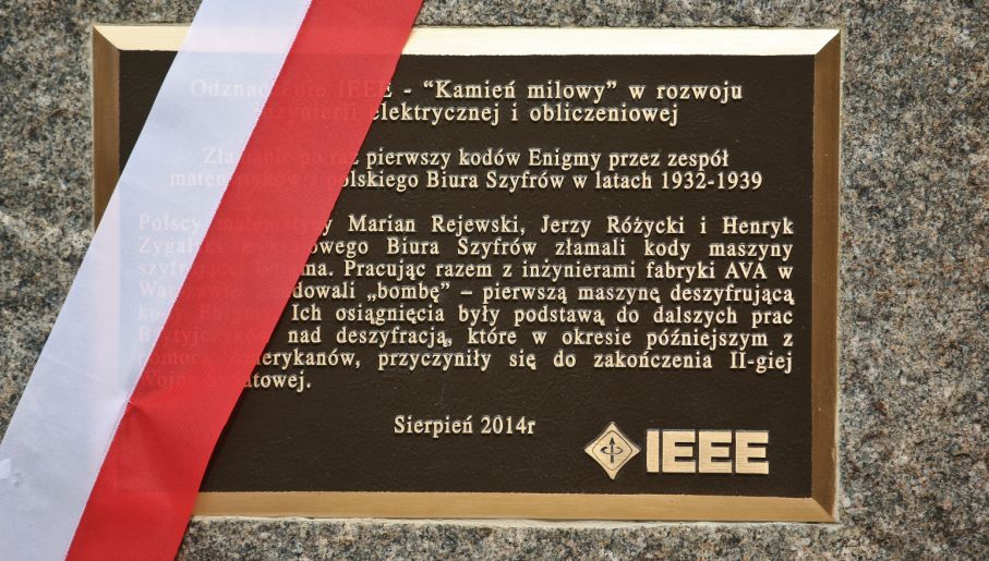 Przed Instytutem Matematycznym PAN odsłonieto tablicę upamiętniającą złamanie Enigmy (fot. PAP/Rafał Guz)