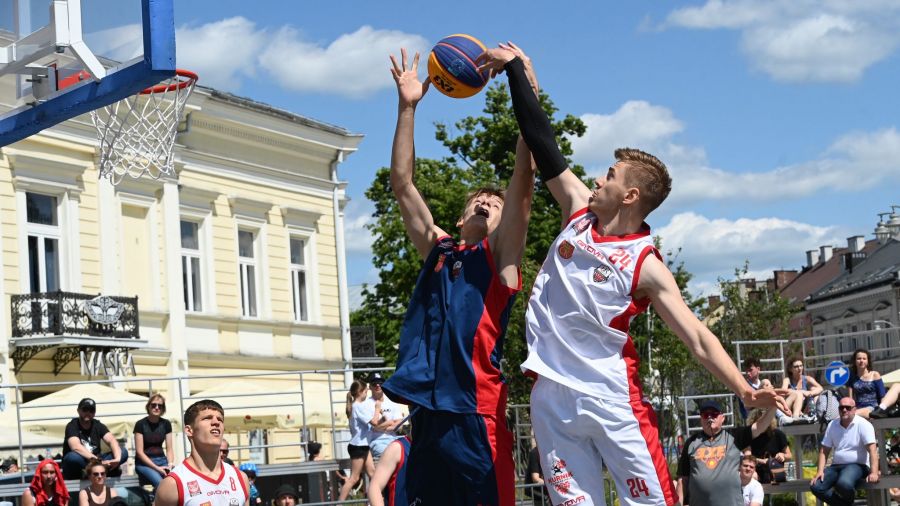 Na kieleckim Rynku rządzi koszykówka. Turniej drużyn 3x3 - fot. Mateusz Kołodziej