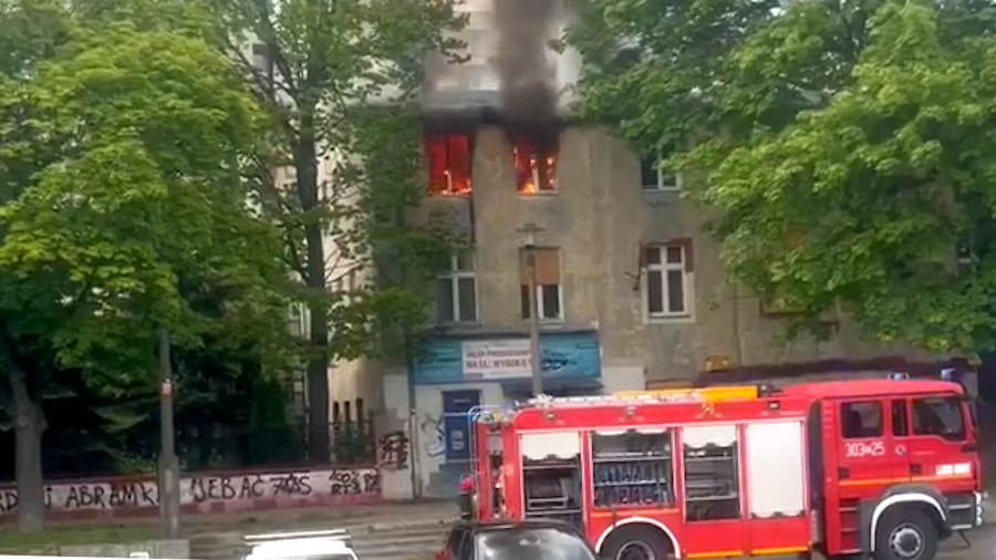 Pożar wybuchł na drugim piętrze kamienicy (fot. LDZ Zmotoryzowani łodzianie)