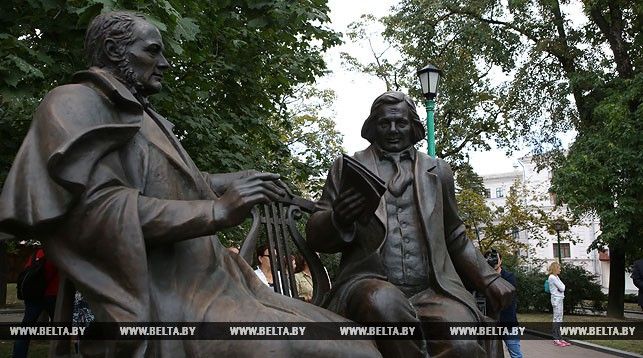 Помнік Станіславу Манюшку і Дунін-Марцінкевічу ў цэнтры Менску. Фота belta.by