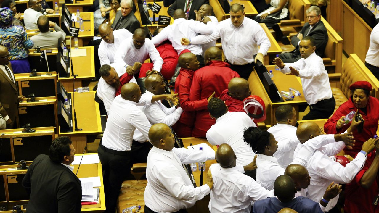 To nie pierwsza bójka z parlamencie Republiki Południowej Afryki (fot. EPA/SUMAYA HISHAM)