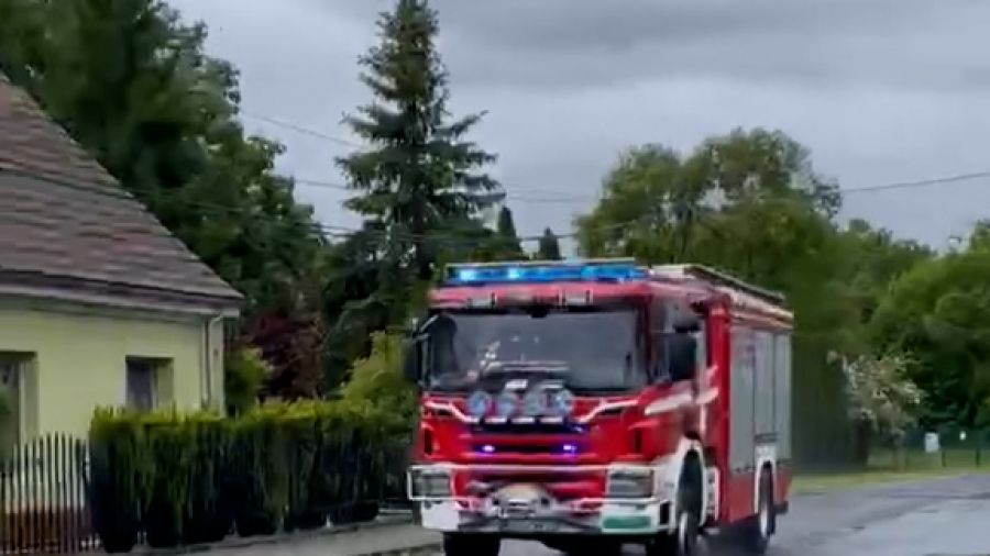 Pożar piwnicy w Dobrodzieniu – szybka akcja strażaków (fot. Oleskie Jednostki Pożarnicze)