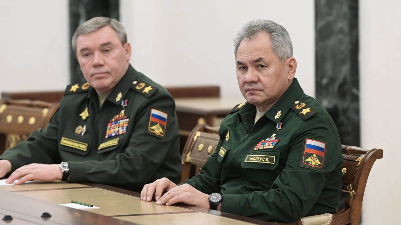 Minister obrony Rosji Siergiej Szojgu (po prawej, Fot. EPA/ALEKSEY NIKOLSKYI/SPUTNIK/KREMLIN, PAP/EPA)