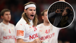 Zdjęcie Mikkela Hansena, jednego z najlepszych piłkarzy ręcznych na świecie. Hansen ma długie włosy i białą opaskę na głowie, jest wyraźnie zaangażowany emocjonalnie W prawym górnym rogu zdjęcia widoczny jest okrągła wstawka przedstawiająca tego samego zawodnika podczas golenia włosów na znak solidarności z osobami chorymi na raka. Akcja ta ma na celu przypomnienie o profilaktyce nowotworowej. Hansen podzielił się osobistą historią walki jego ojca z rakiem. (fot. Getty Images/Instagram)