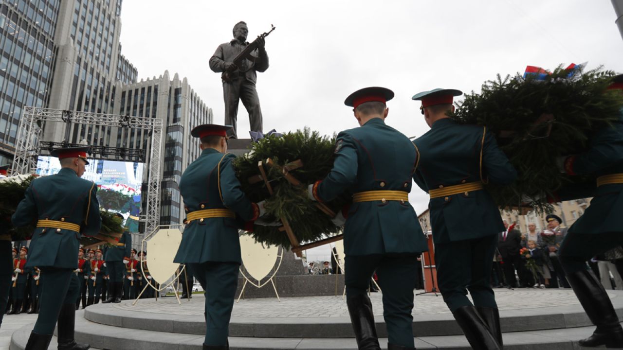 Pomnik Michaiła Kałasznikowa, konstruktora karabinka automatycznego AK-47 (fot. PAP/EPA/SERGEI ILNITSKY) Pomnik Michaiła Kałasznikowa, konstruktora karabinka automatycznego AK-47 (fot. PAP/EPA/SERGEI ILNITSKY)