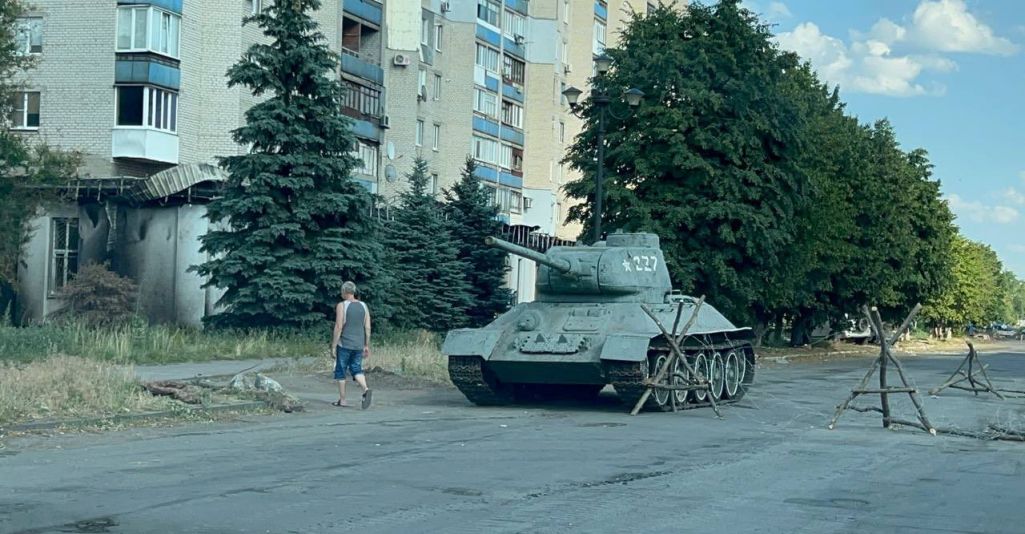 Зняты з пастаменту савецкі танк Т-34-85, прыняты на ўзбраенне ў 1944 годзе, на вуліцы ў акупаваным Лісічанску, Украіна. Ліпень 2022 года. Фота: markito0171 / X