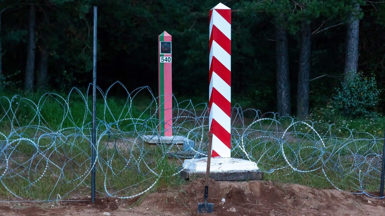 Projekt zakłada znaczącą rozbudowę instalacji i zabezpieczeń na granicy z Białorusią (fot. arch. PAP/Marcin Onufryjuk) Projekt zakłada znaczącą rozbudowę instalacji i zabezpieczeń na granicy z Białorusią (fot. arch. PAP/Marcin Onufryjuk)