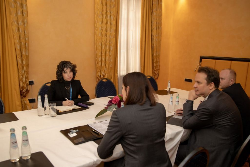 Прэзідэнт кампаніі Signal Foundation Мерэдыт Уітакер і Святлана Ціханоўская на палях Мюнхенскай канферэнцыі па бяспецы ў лютым 2024 года. (Фота: tsikhanouskaya / Telegram)