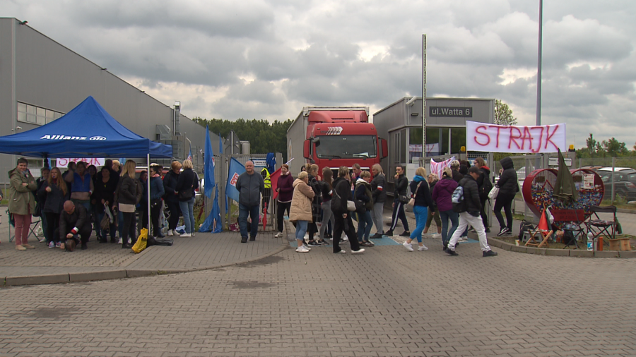Strajkujący są przed zakładem bez przerwy od wczorajszego poranka. Fot. TVP3 Katowice