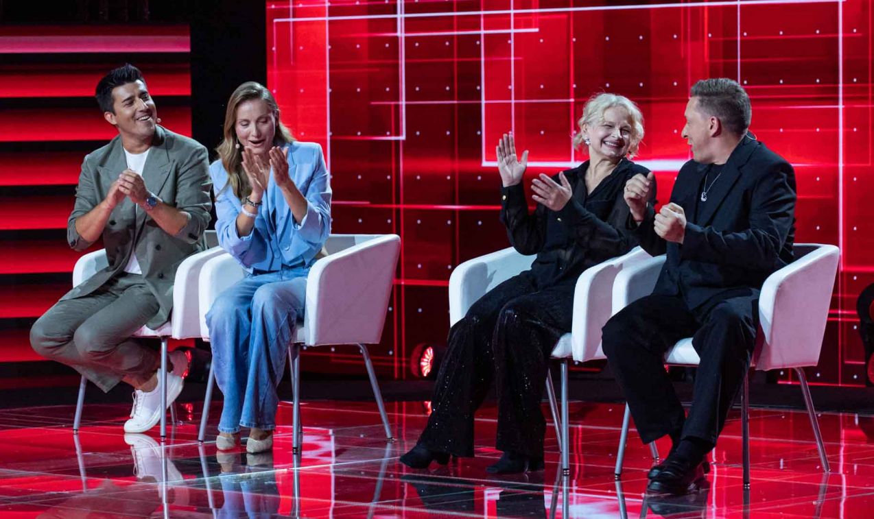 Rozbawieni Antoni Smykiewicz, Joanna Moro, Dominika Ostałowska i Filip Lato w finale „Wielkiego Testu Cyfrowej Formy”. Fot. Natasza Młudzik TVP