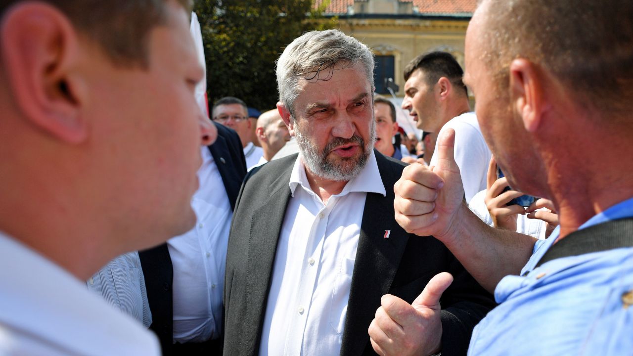 Minister rolnictwa i rozwoju wsi Jan Krzysztof Ardanowski rozmawia z protestującymi rolnikami podczas Konwencji Prawa i Sprawiedliwości, 19 bm. w Sandomierzu (fot. PAP/Piotr Polak) Minister rolnictwa i rozwoju wsi Jan Krzysztof Ardanowski rozmawia z protestującymi rolnikami podczas Konwencji Prawa i Sprawiedliwości, 19 bm. w Sandomierzu (fot. PAP/Piotr Polak)