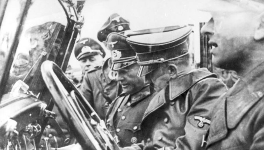 Adolf Hitler w samochodzie podczas walk o Warszawę, wrzesień 1939 r.  (fot. NAC)