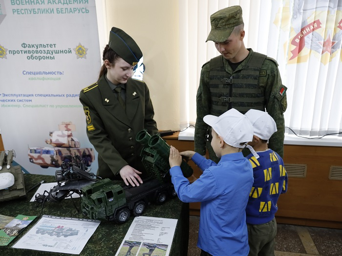 Дзеці наведваюць Вайсковую акадэмію з ініцыятывы «Беларусбанку» і кампаніяў-партнёраў. Менск. Беларусь. 4 чэрвеня 2025 года. Фота: belarusbank.by