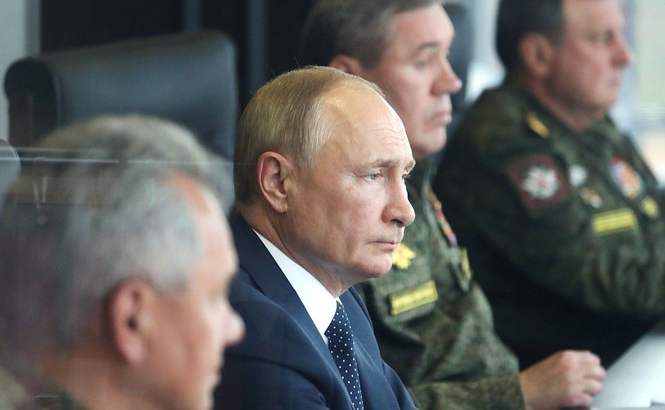 Уладзімір Пуцін на вучэннях «Захад-2021» – калі верыць расследаванню «Вёрстки», ён ужо плануе напад на Украіну. Муліна, Расея. 13 верасня 2021 года. (Фота: kremlin.ru)