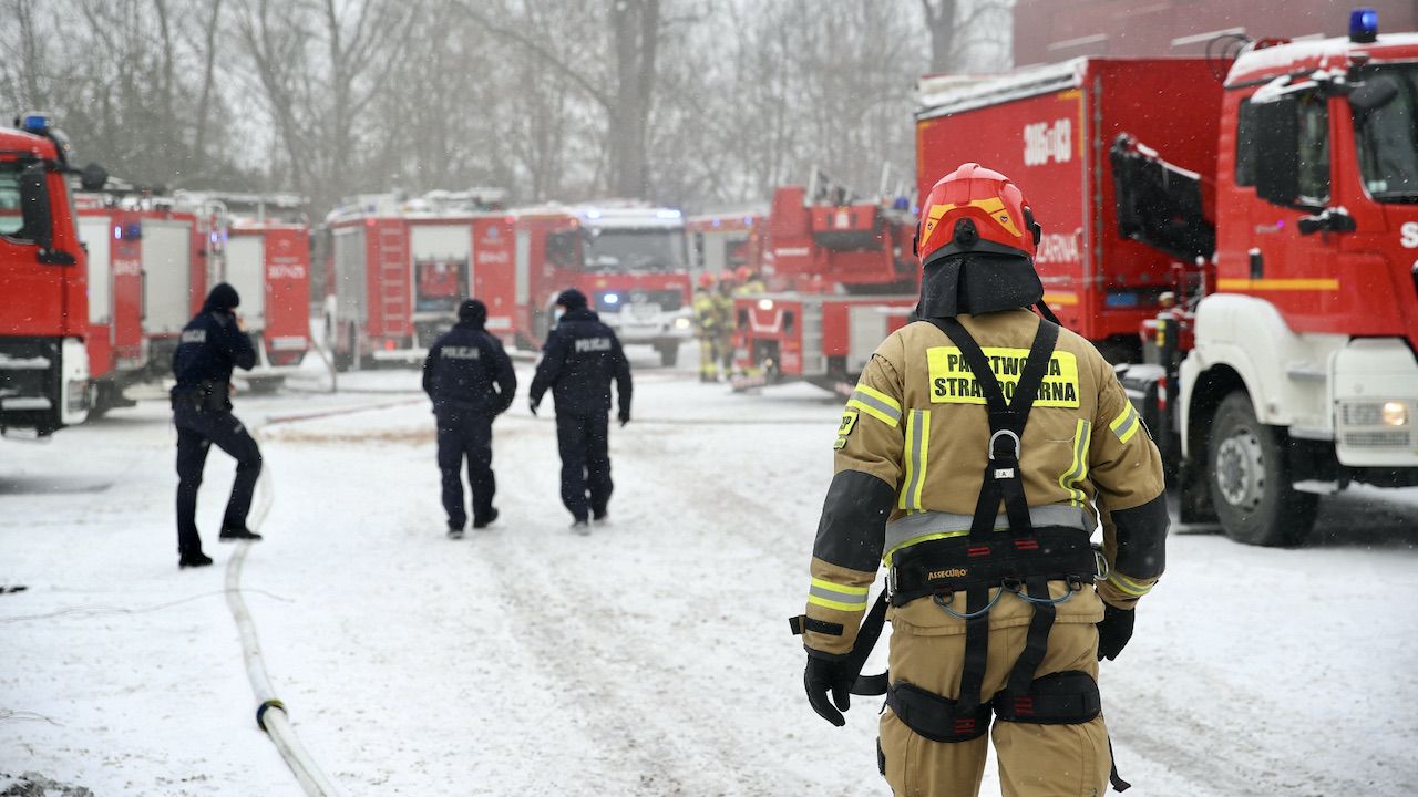Akcja gaśnicza pożaru w archiwum urzędu miasta (fot. PAP/Ł.Gągulski)