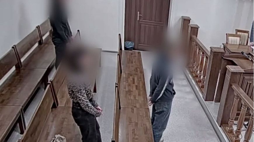 Доказ таго, што затрыманы хадзіў на палітычныя суды. (Фота: belta.by)