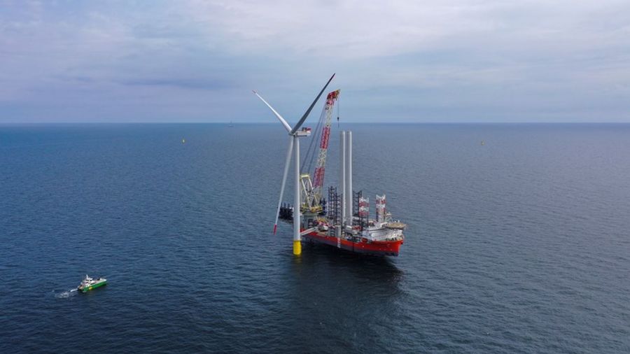 Historyczny moment dla polskiej energetyki. Pierwsza turbina wiatrowa posadowiona na Bałtyku (fot. Baltic Power)