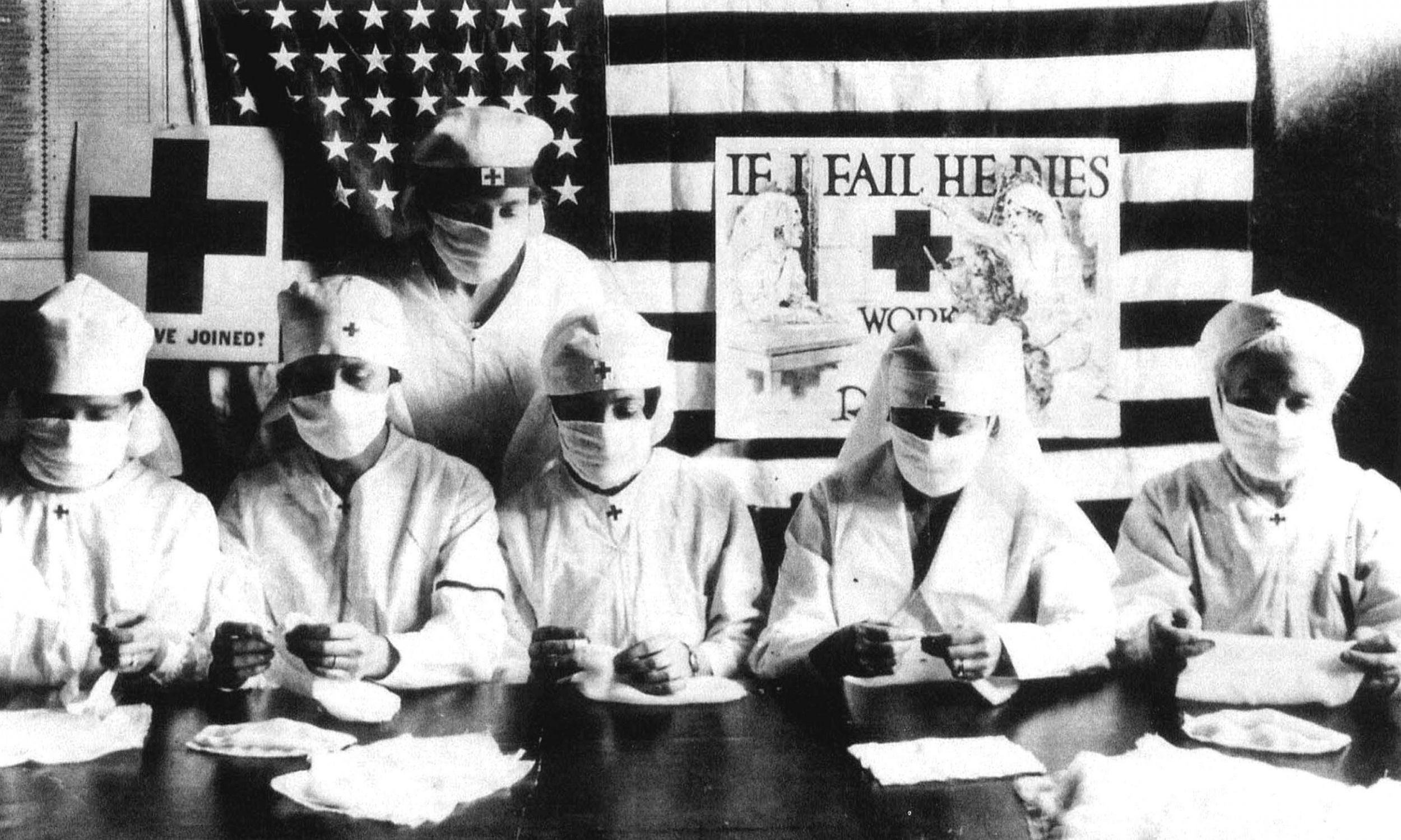 Ochotnicy Czerwonego Krzyża w USA w czasie epidemii grypy hiszpanki. Fot. Apic/Getty Images