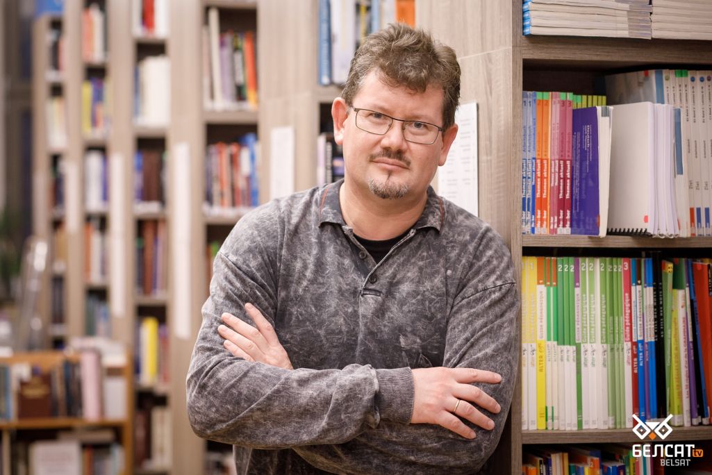 Вокладка кнігі «Алесь Бяляцкі». (Фота: Беларускі ПЭН / Facebook)