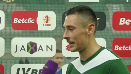 Pomocnik Śląska Wrocław – Patryk Sokołowski – udziela pomeczowego wywiadu po porażce 2:3 z Polonią Bytom. W tle widoczne są logotypy sponsorów i Betclic 1 ligi, a zawodnik w zielonej koszulce drużyny mówi o błędach w defensywie i braku skuteczności, podkreślając, że zespół walczył do końca (fot. TVP)