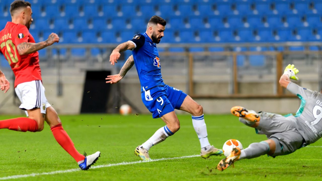 Mikael Ishak strzelający gola Benfice Lizbona (fot. PAP/Jakub Kaczmarczyk)