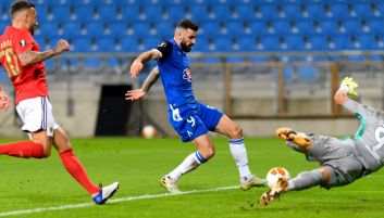 Mikael Ishak z piłkarzami Benfiki Lizbona (fot. PAP/Jakub Kaczmarczyk) Mikael Ishak strzelający gola Benfice Lizbona (fot. PAP/Jakub Kaczmarczyk)