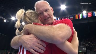 Arne Senstad przytulający Darię Michalak po meczu z Hiszpanią (fot. Eurosport)