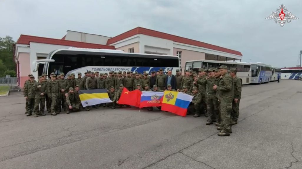 Расейскія вайскоўцы пасля вяртання з украінскага палону. Гомельская вобласць, Беларусі. 25 траўня 2025 года. Скрыншот: mil / vk.com