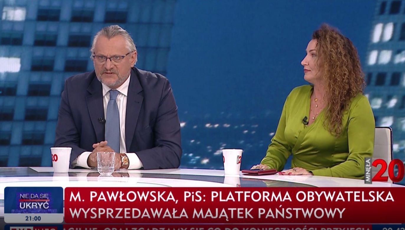 Posłanka Monika Pawłowska z PiS przypomina o sprzedaży akcji 900 spółek Skarbu Państwa (fot. TVP Info)