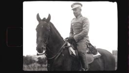 (fot. TVP SPORT) Czarno-białe archiwalne zdjęcie przedstawiające polskiego oficera w mundurze kawaleryjskim siedzącego na koniu. Fotografia nawiązuje do postaci generała Mariusza Zaruskiego – żołnierza, pedagoga, pisarza i miłośnika żeglarstwa, który służył Polsce w czasie I wojny światowej (fot. TVP SPORT)