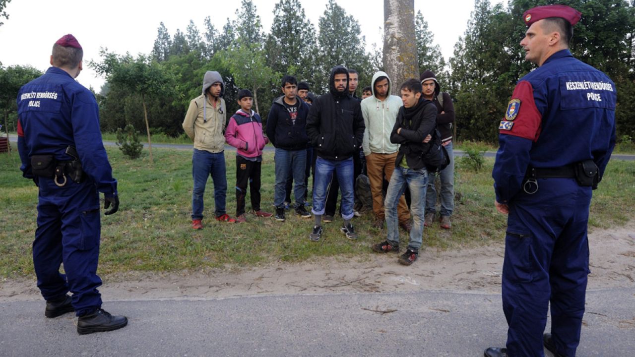 Napływ imigrantów to palący problem Unii Europejskiej (PAP/EPA/ZOLTAN GERGELY KELEMEN) Napływ imigrantów to palący problem Unii Europejskiej (PAP/EPA/ZOLTAN GERGELY KELEMEN)