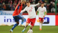 Krzysztof Piątek i Arturo Vidal (fot. PAP)