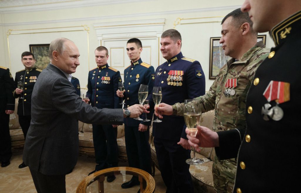 Прэзідэнт Расеі Уладзімір Пуцін прамаўляе тост з вайскоўцамі, якія ўдзельнічаюць у вайне супраць Украіны, падчас сустрэчы ў падмаскоўнай дзяржаўнай рэзідэнцыі Нова-Агарова, Маскоўская вобласць, Расея. 1 студзеня 2024 года. (Фота: Gavriil Grigorov / Pool / AFP / East News)