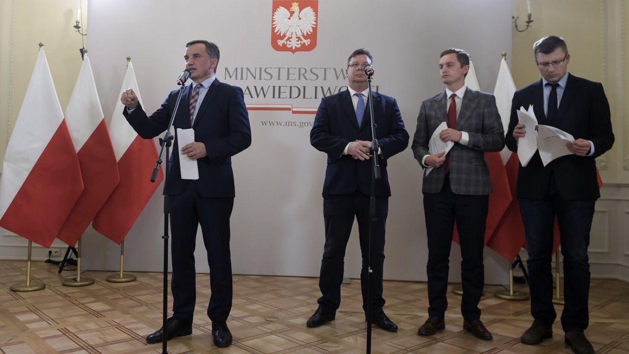 Minister sprawiedliwości i prokurator generalny Zbigniew Ziobro może dzisiaj pożegnać się ze stanowiskiem (fot. PAP/Marcin Obara) Minister sprawiedliwości i prokurator generalny Zbigniew Ziobro może dzisiaj pożegnać się ze stanowiskiem (fot. PAP/Marcin Obara)