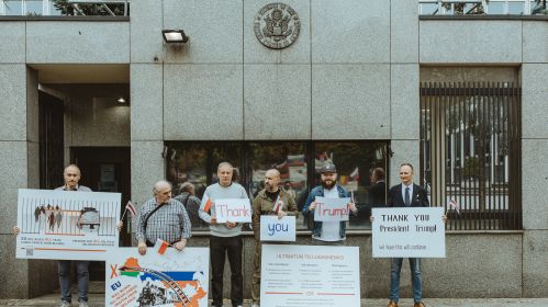 Участники акции благодарности президенту США Дональду Трампу за освобождение 52 политзаключенных у здания американского посольства. Варшава, Польша. 14 февраля 2025 года. Фото: Рауль Дюк / Белсат