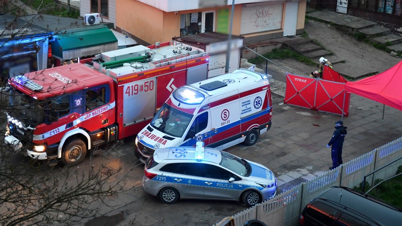 Miejsce śmiertelnego ataku nożem na sklepikarza w Brzezinach (fot. PAP/Grzegorz Michałowski) Miejsce śmiertelnego ataku nożem na sklepikarza w Brzezinach (fot. PAP/Grzegorz Michałowski)