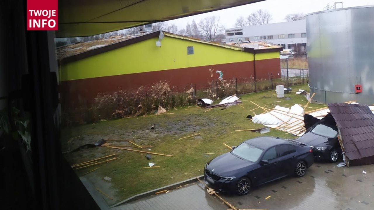 Silny wiatr zerwał dach z Biedronki na osiedlu Złocień w Krakowie (fot. Twoje Info)