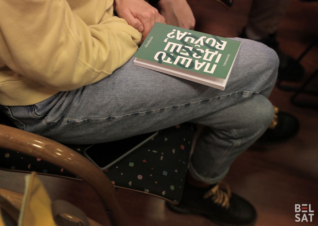 Раман «Па што ідзеш, воўча?» на каленях у чытачкі падчас сустрэчы чытачоў з пісьменніцай Святланай Курс. (Фота: Аліса Ганчар / Белсат)