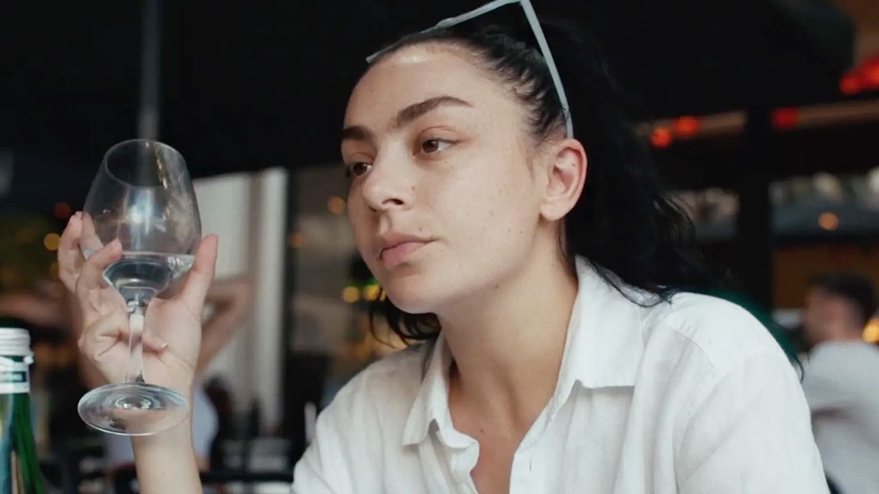 Charli XCX chwali się znajomością polskiego. Oficjalny zwiastun „Erupcji”