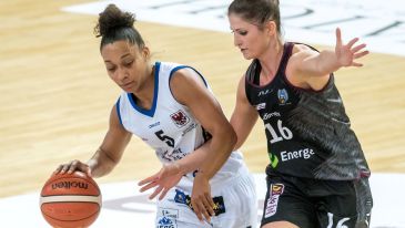 Koszykarka InvestInTheWest Enei Gorzów Wlkp. Sharnee Zoll-Norman (L) i Katarzyna Trzeciak (P) z Energi Toruń (fot. PAP/Tytus Żmijewski)