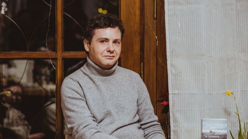 Писатель Павел Антипов на презентации книги «‎Куда-нибудь приезжать что-нибудь делать и уезжать» в варшавском книжном магазине Bukinistka. Варшава, Польша. 15 февраля 2025 года. Фото: Белсат