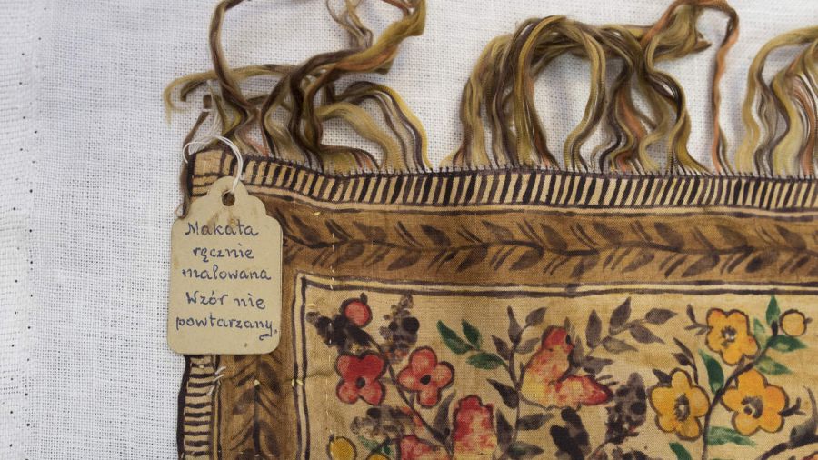 Makatka jedwabna, ręcznie malowana, wzór niepowtarzalny. 94x150 cm, dar rodziny Witaczków dla Zamku Królewskiego w Warszawie – Muzeum, obecnie znajduje się w Muzeum Rolnictwa im. ks. Krzysztofa Kluka w Ciechanowcu