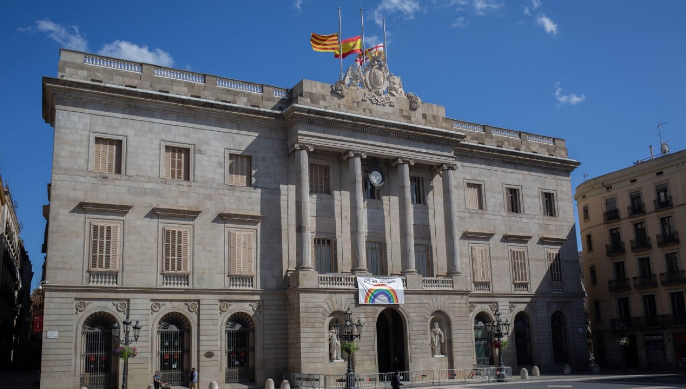 Fasada ratusza w Barcelonie (fot. David Zorrakino/Europa Press via Getty Images)