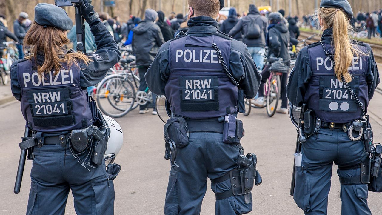 Policjantka dokumentowała na Instagramie codzienną pracę hanowerskiej policji (fot. Shutterstock)