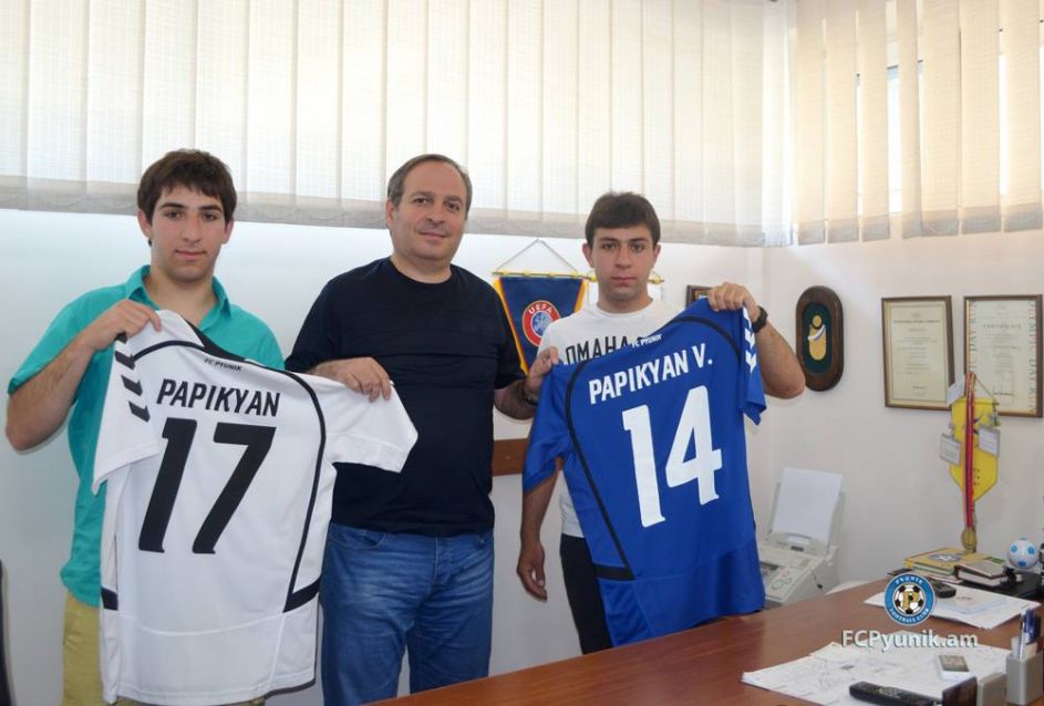 Agwan Papikyan z bratem Wołodią w Pjuniku Erywań (fot. Pjunik Erywań/Facebook) Foto1. Agwan Papikyan z bratem Wołodią w Pjuniku Erywań. Źródło: Pjunik Erywań/Facebook
