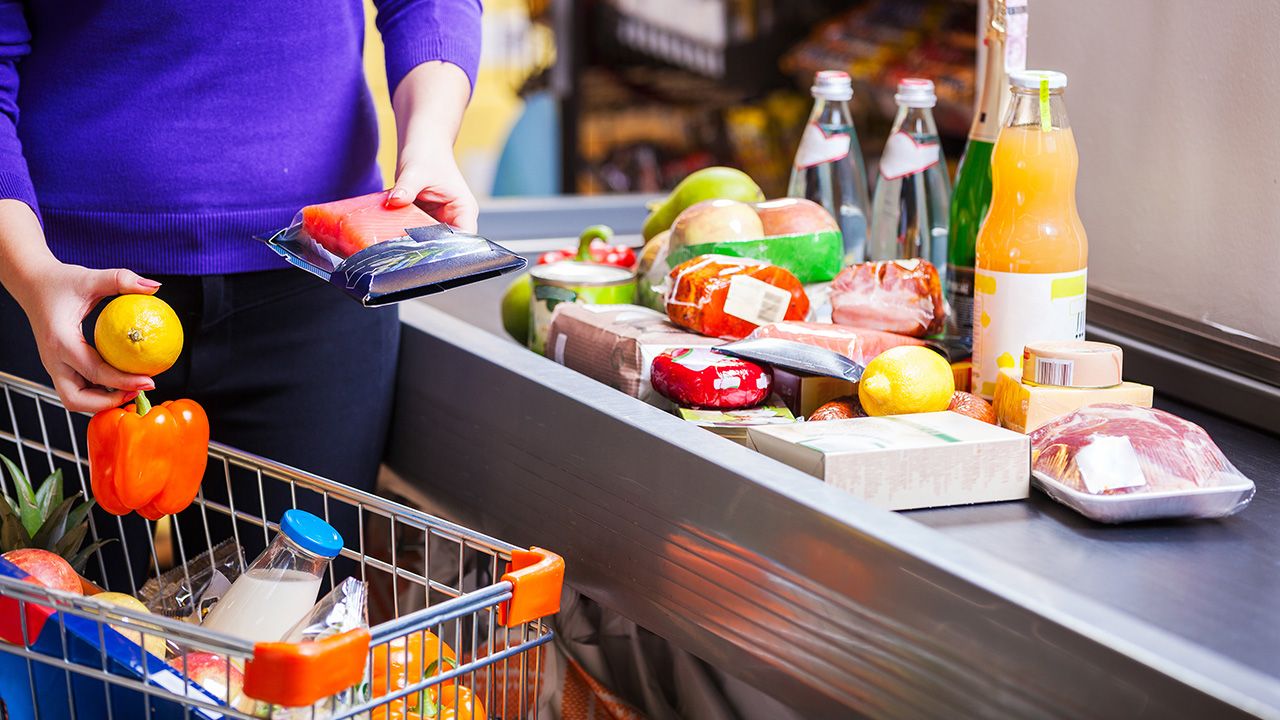 „Jeśli wybierzemy polski produkt, aż 79 groszy z każdej złotówki zostanie w Polsce” (fot. Shutterstock/Photobac) „Jeśli wybierzemy polski produkt, aż 79 groszy z każdej złotówki zostanie w Polsce” (fot. Shutterstock/Photobac)