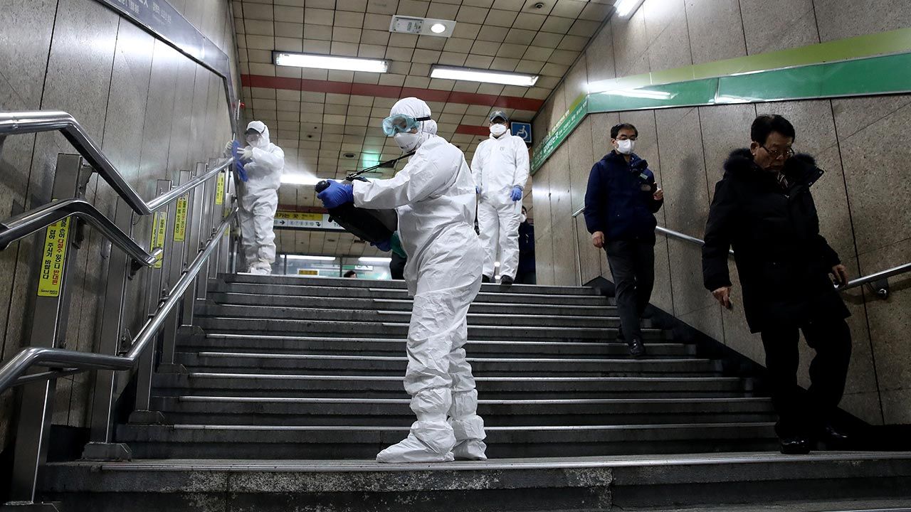 Od początku pandemii w Korei Płd. odnotowano 2046 zgonów (fot. Chung Sung-Jun/Getty Images)
