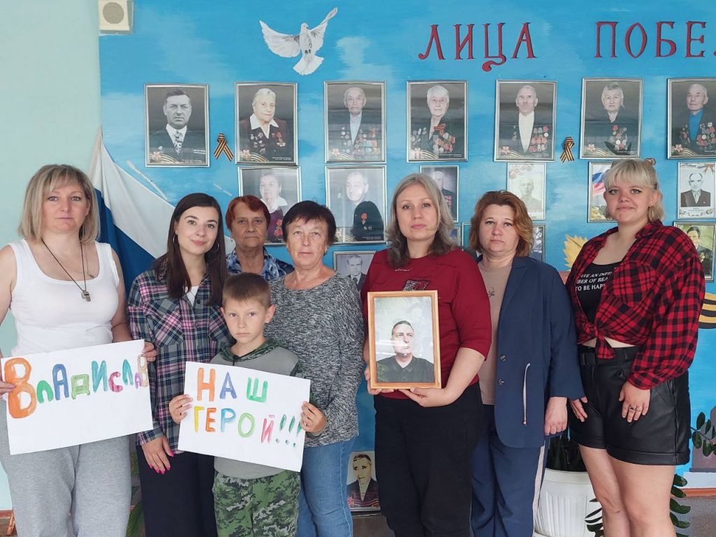 Настаўнікі ў Смаленскай вобласці выйшлі на акцыю з партрэтам беларускага пранкера Уладзіслава Бохана. (Фота: Уладзіслаў Бохан/Telegram)